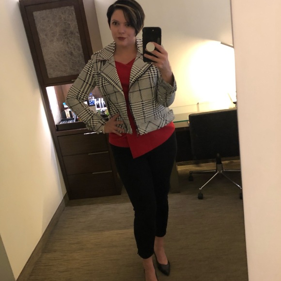 Meet your Posher, Monica - Picture 2 of 2